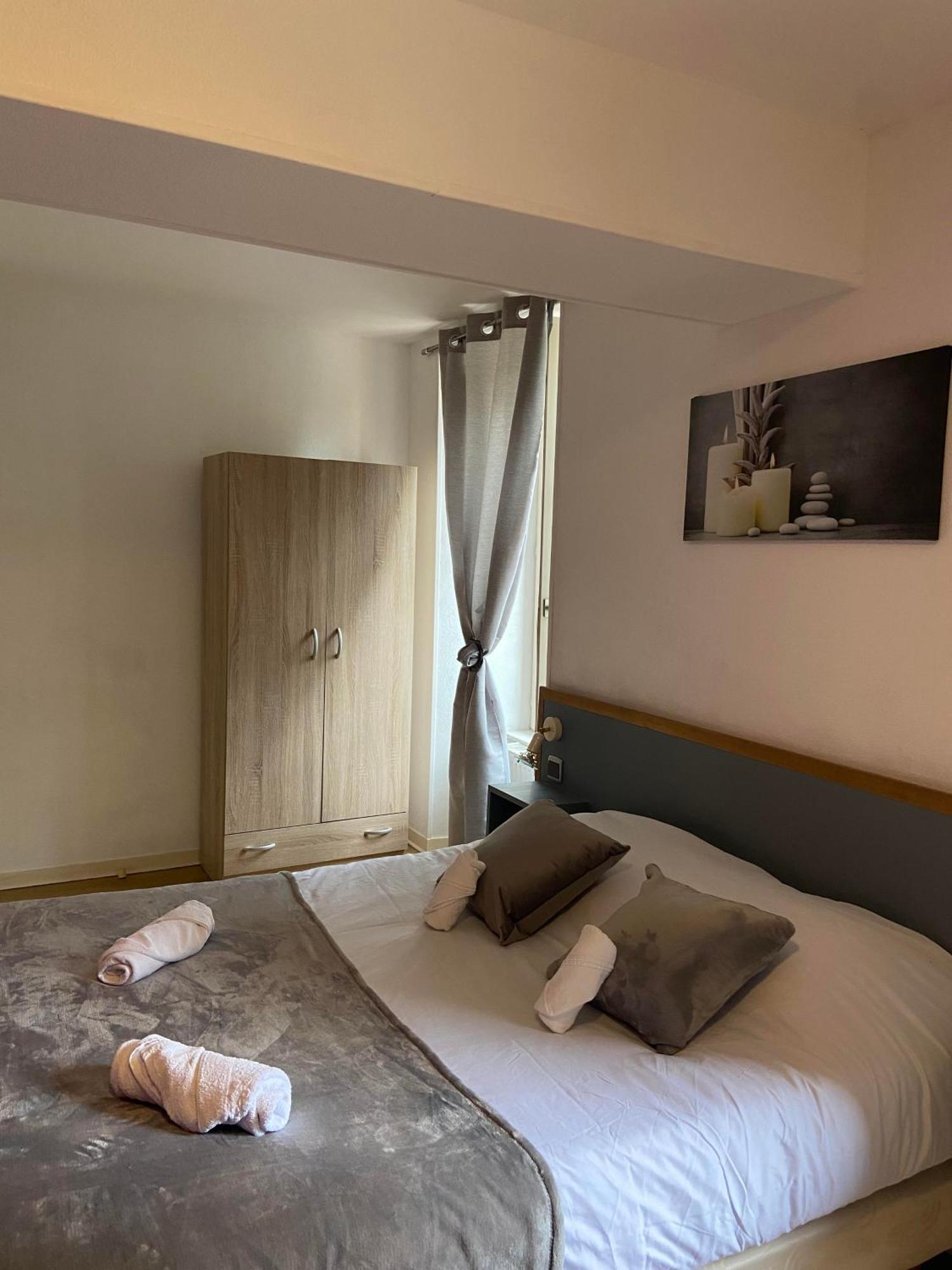 Hotel Du Cerf La Guerche-sur-l'Aubois Oda fotoğraf